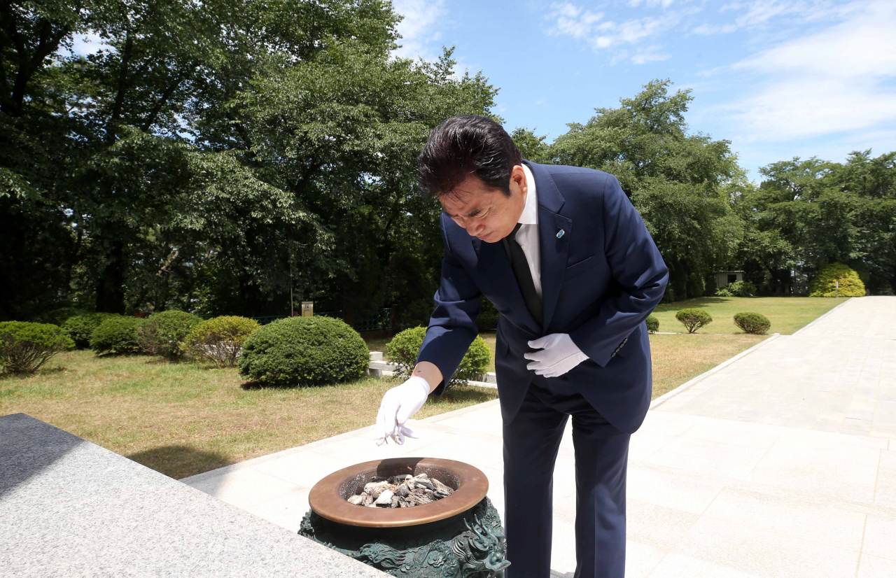 백군기 용인시장이 현충탑을 참배하고 있다. [용인시 제공]