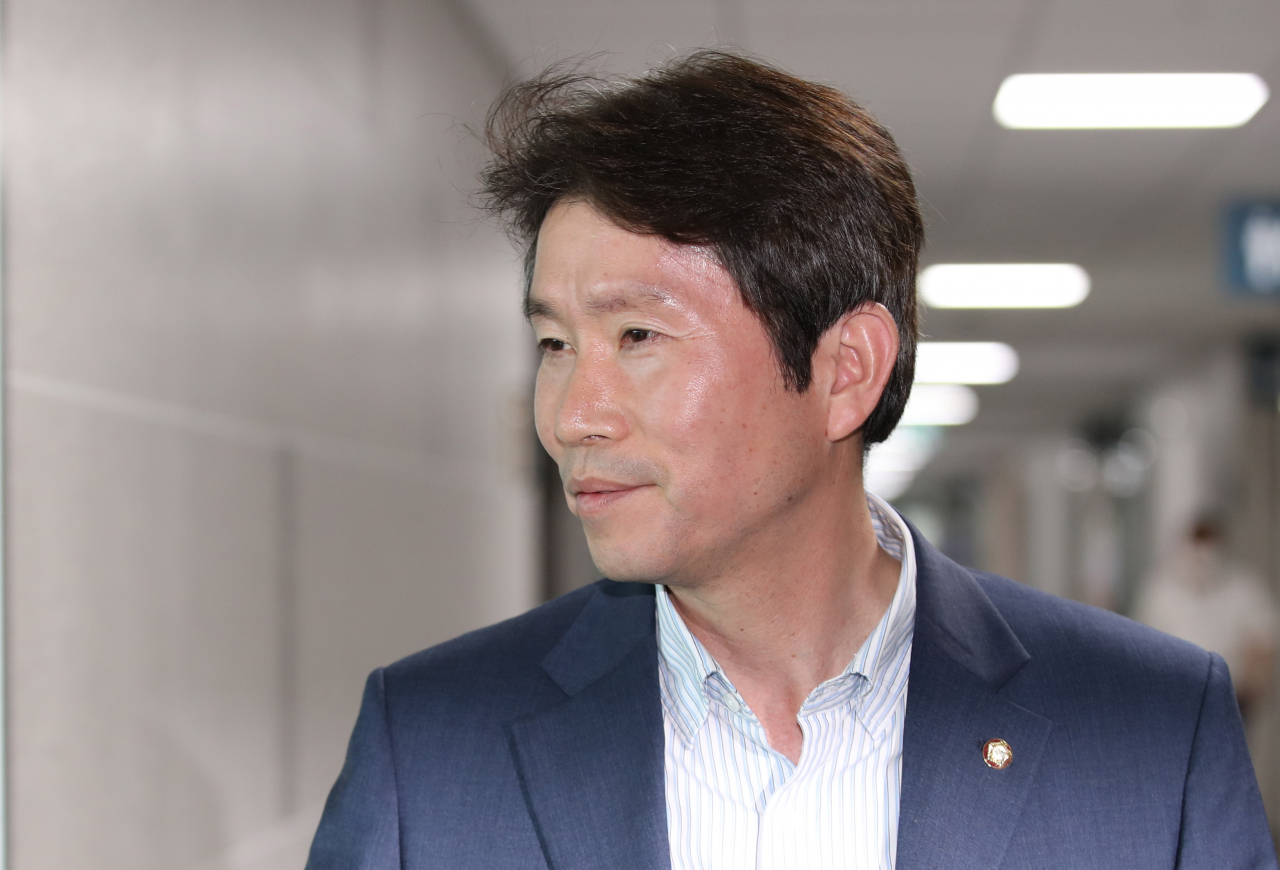 통일부장관에 내정된 이인영 더불어민주당 의원은 3일 청와대의 인사 발표 직후 서울 여의도 국회의원회관에서 기자들과 만나 “우리가 공존하고 평화를 통해 더 큰 번영의 길로 가는 멋진 민족임을 우리가 함께 증명했으면 좋겠다”며 사실상 첫 대북메시지를 보냈다. [연합]