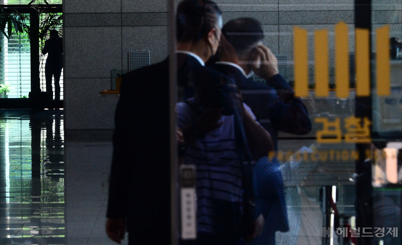 [헤럴드경제=박해묵 기자] 추미애 법무부 장관의 수사지휘권 수용 여부를 두고 윤석열 검찰총장이 3일 전국 검사장들을 소집한 가운데 대검찰청으로 관계자들이 분주하게 움직이고 있다.