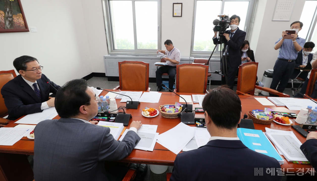[헤럴드경제=이상섭 기자] 국회 예산결산특위 예산안 조정소위 위원장인 정성호 예결위원장이 2일 오전 서울 여의도 국회에서 미래통합당 의원들이 불참한 가운데 열린 제2차 2020년도 제3회 추경예산안등조정소위원회에서 발언하고 있다. babtong@heraldcorp.com