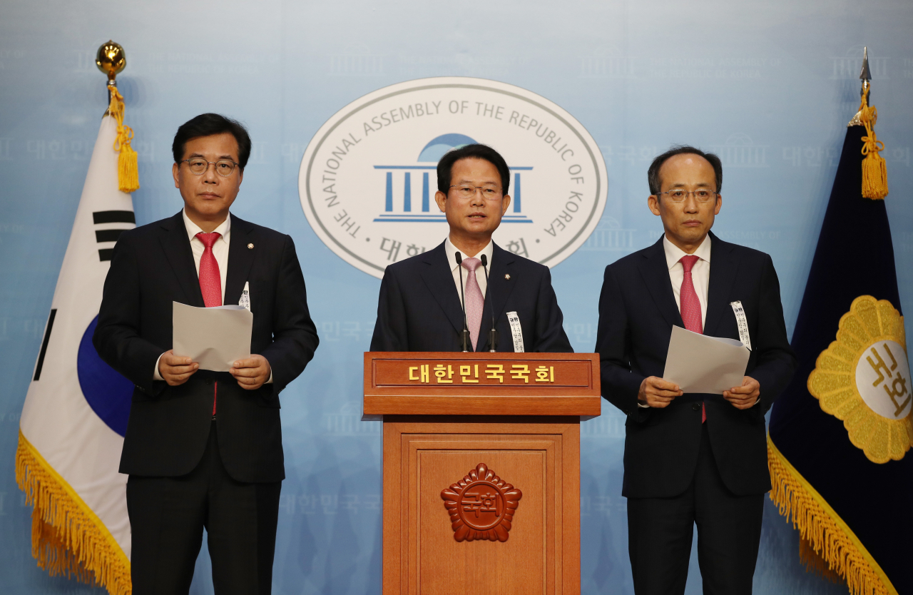 류성걸 미래통합당 의원(가운데)이 3일 오전 서울 여의도 국회 소통관에서 제3차 추가경정예산안 관련 기자회견을 하고 있다. [연합뉴스]