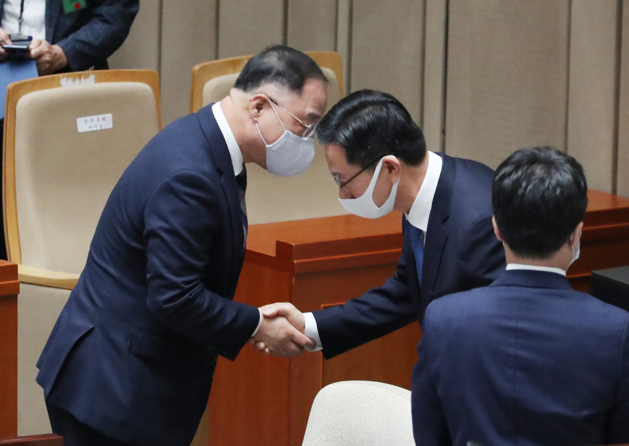 3일 오후 서울 여의도 국회에서 열린 예산결산특별위원회 전체회의가 끝난 뒤 정성호 예결위원장(오른쪽)과 홍남기 경제부총리가 악수하고 있다. [연합뉴스]