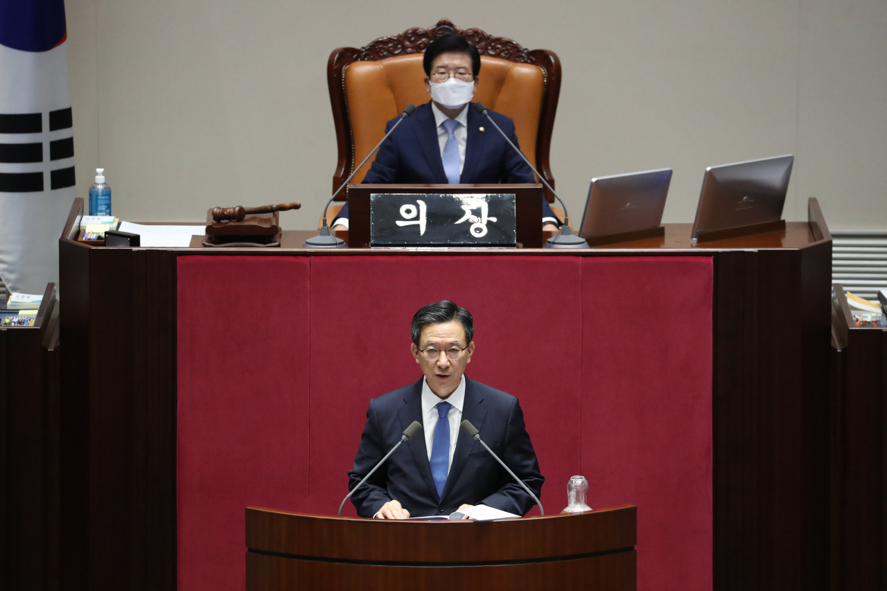 정성호 예산결산특별위원장이 3일 오후 국회 본회의에서 3차 추가경정예산안 심사보고를 하고 있다. [연합]