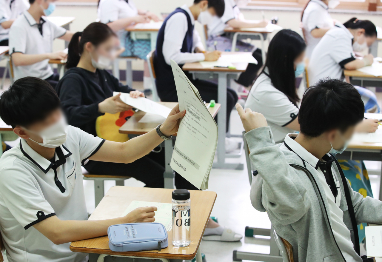 2021학년도 대학수학능력시험 모의평가가 실시된 지난 6월18일 오전 경기도 수원시 천천고등학교에서 3학년 학생들이 시험지를 받고 있다. [연합]