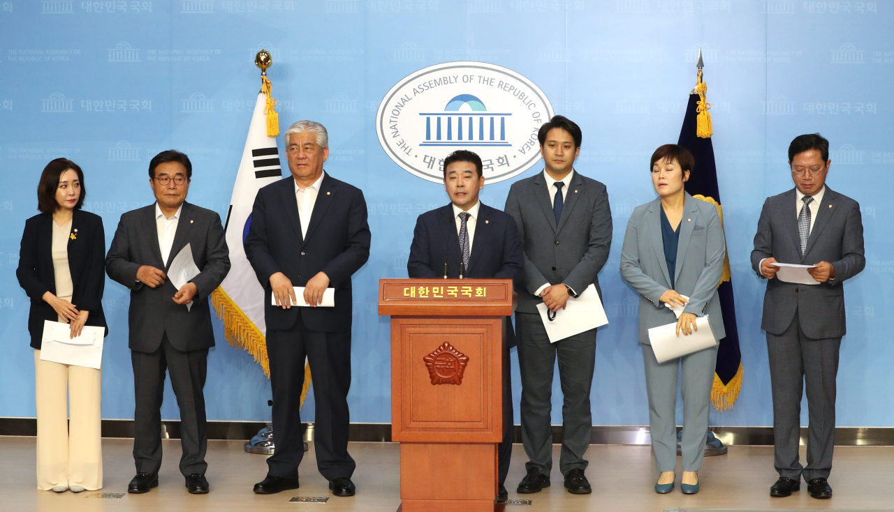 박정·임오경 의원 등 더불어민주당 소속 국회 문화체육관광위원회 위원들이 3일 오전 서울 여의도 국회 소통관에서 기자회견을 열고 고 최숙현 선수 사망 사건과 관련해 상임위 차원의 진상조사를 실시하겠다고 밝히며 엄중한 대책 마련을 촉구하고 있다. [연합]