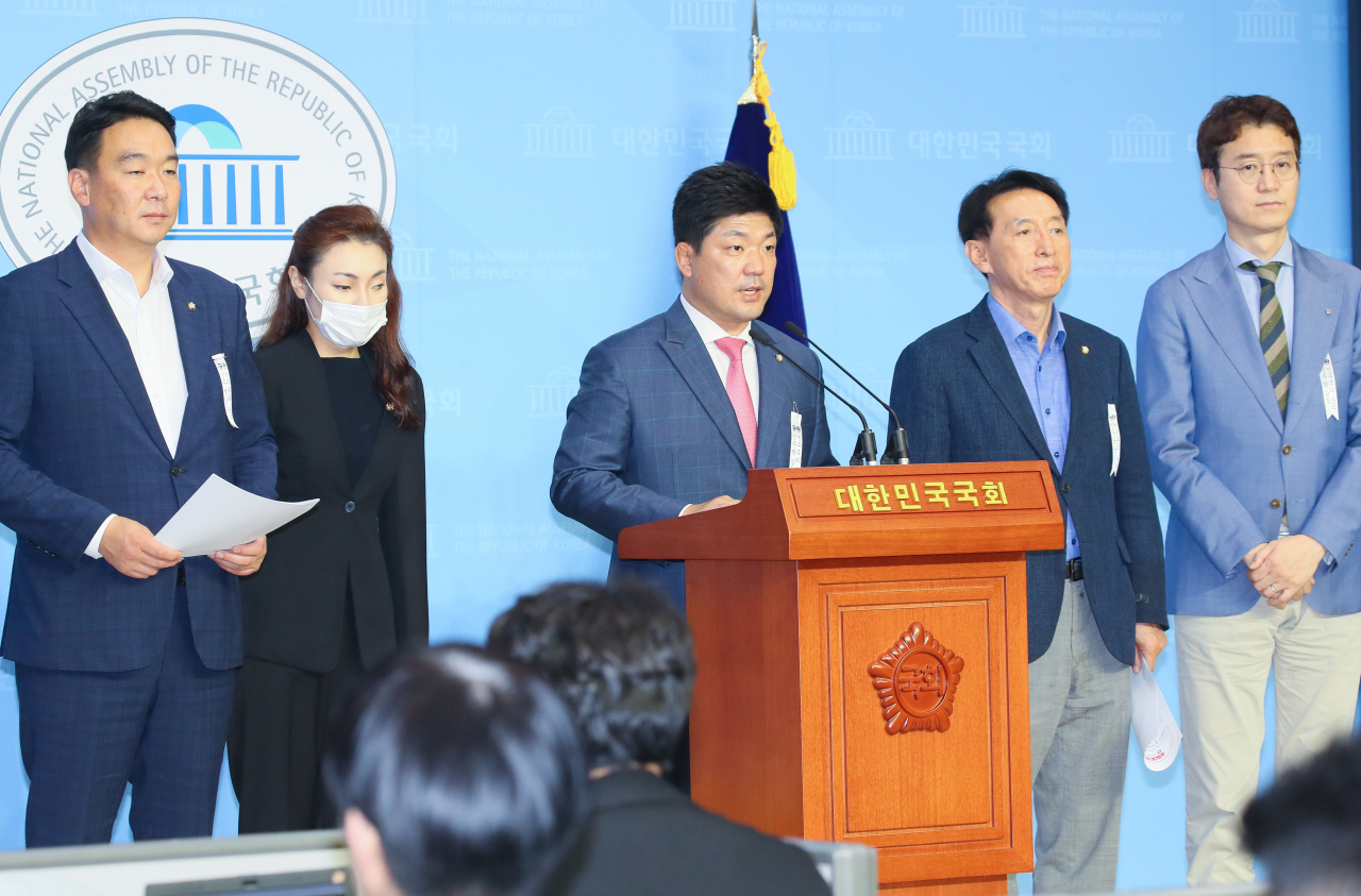 정희용(왼쪽부터), 김예지, 이용, 김석기, 김웅 미래통합당 의원이 2일 국회 소통관 기자회견장에서 숨진 최숙현 트라이애슬론 선수의 진상조사를 위한 계획을 발표하고 있다. [연합]