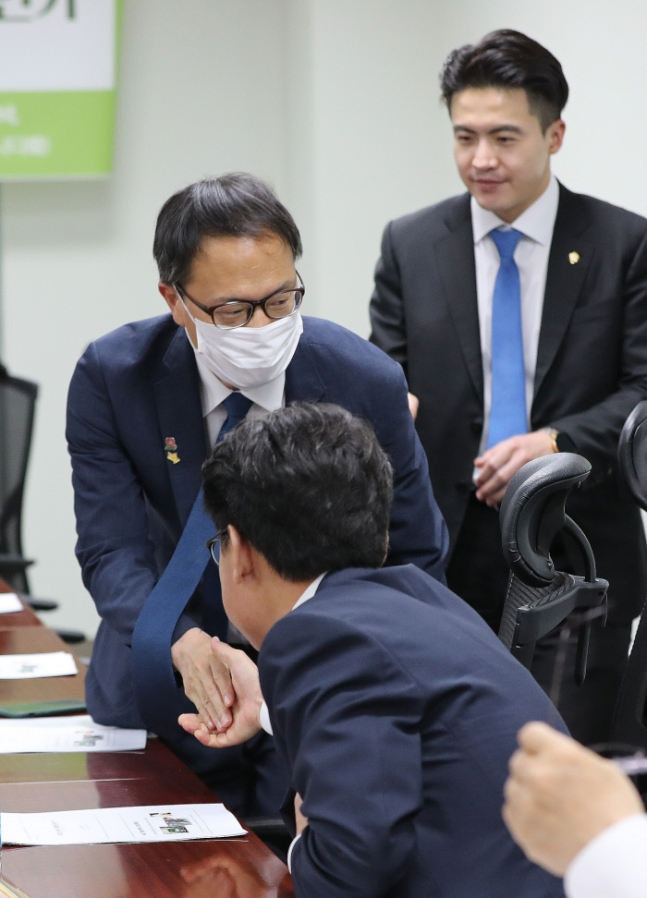 지역구에서 코로나19 확진자와 접촉해 3일 검사뒤 자가격리에 들어간 더불어민주당 오영환 의원(오른쪽)이 이날 오전 서울 여의도 국회 의원회관에서 열린 국회 생명안전포럼 연속 세미나에 참석하고 있다. [연합]