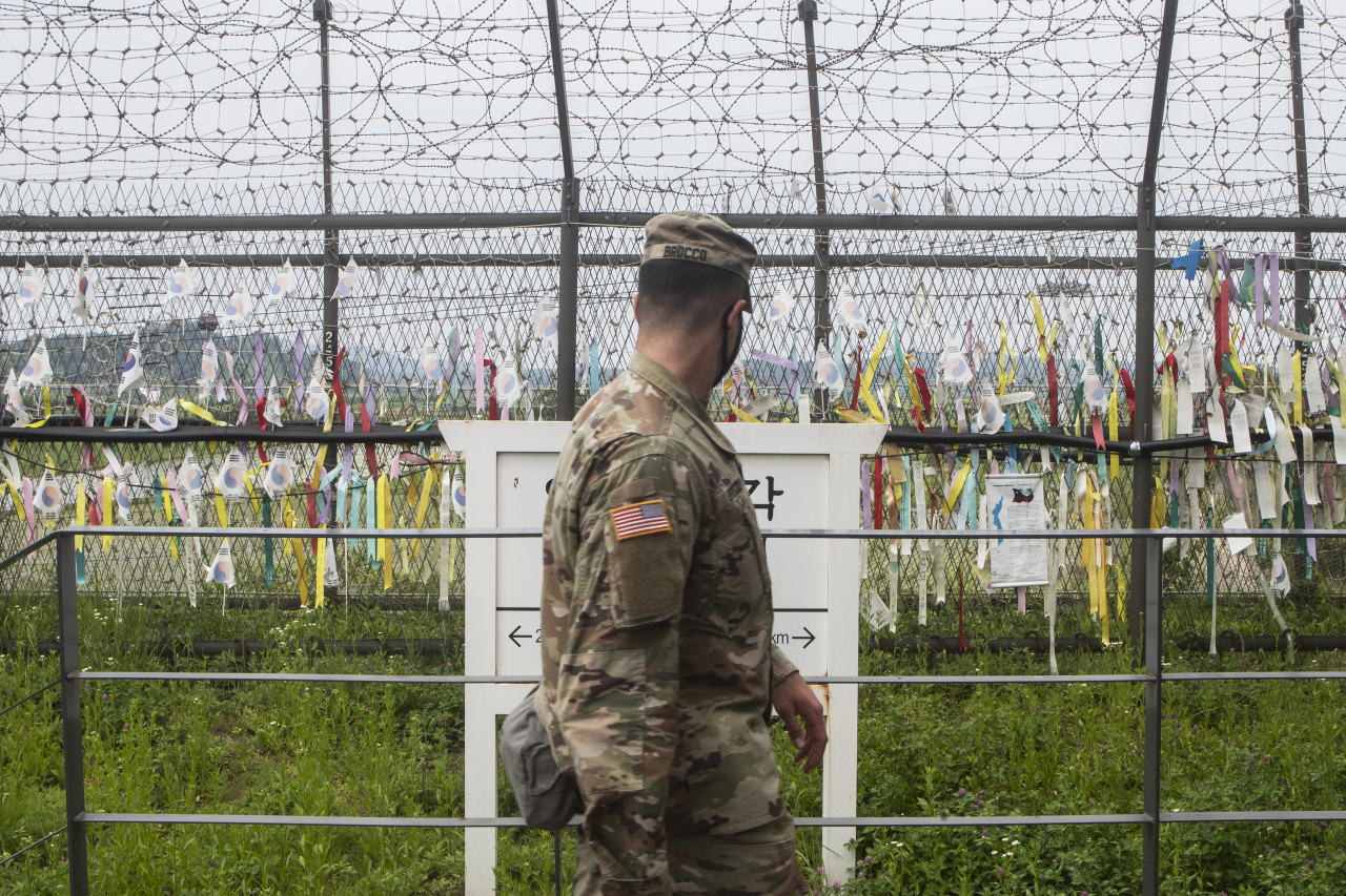 A US soldier wearing a mask is seen walking in Paju, Gyeonggi Province, on June 18. (Yonhap)