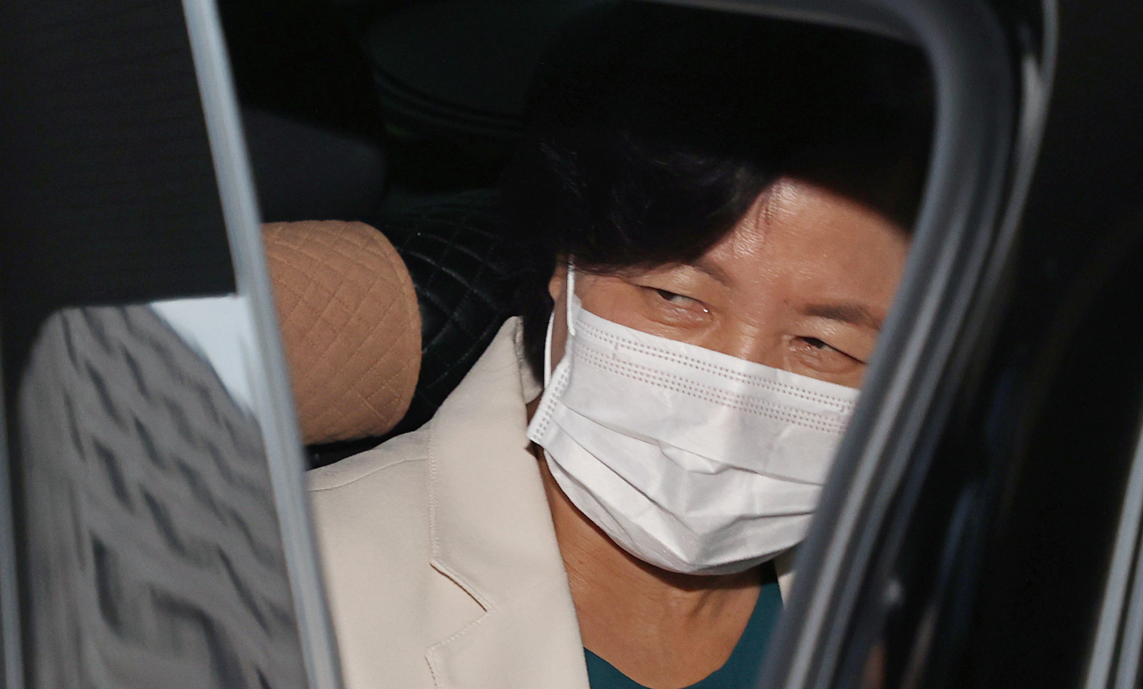 이른바 '검언유착' 의혹과 관련해 전문수사자문단 소집 절차를 중단하라며 수사지휘권을 발동한 추미애 법무부 장관이 2일 오후 경기도 정부과천청사를 나서며 차량에 탑승하고 있다. [연합]