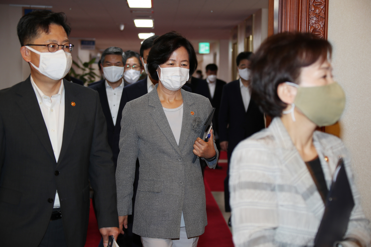 추미애 법무부 장관이 4일 정부서울청사에서 열린 임시 국무회의에 참석하고 있다. 연합뉴스