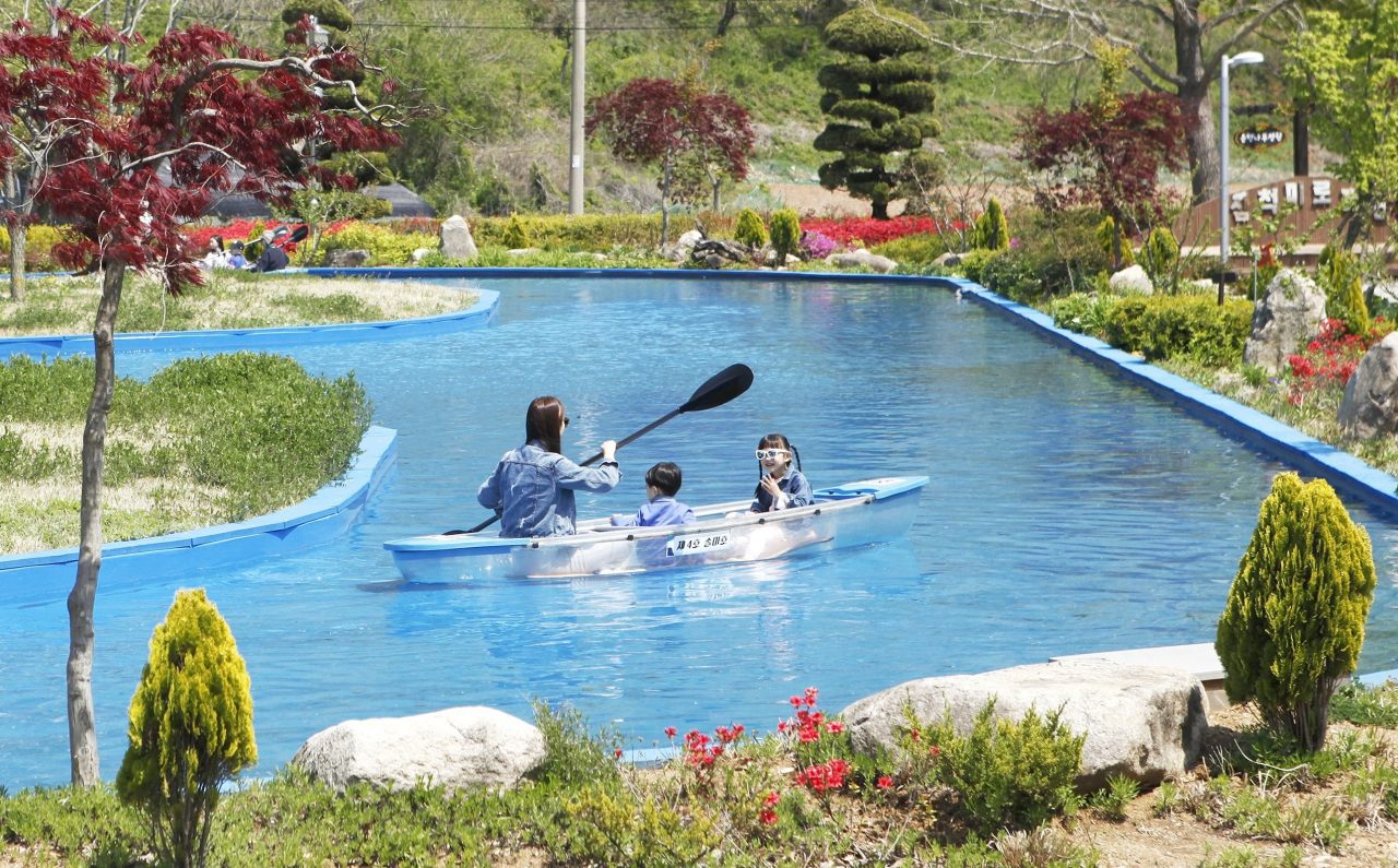 문화체육관광부와 한국관광공사는 최근 거리두기 여행과 안전한 숙박이 가능한 숨은관광지, 언텐트 관광지를 잇따라 발표했다. 사진은 숨은관광지로 발표된 숲속의 삼척미로정원.