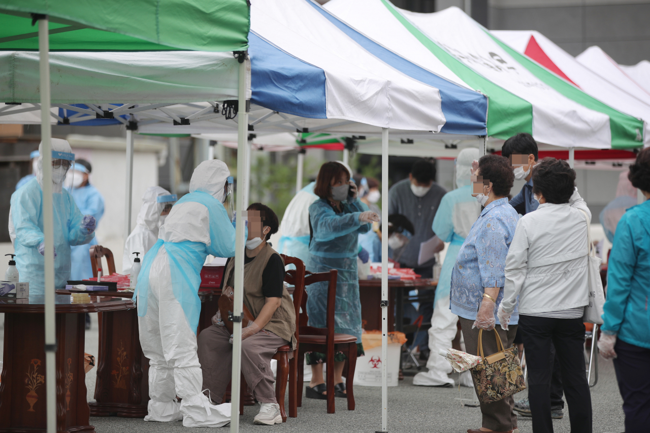 4일 오전 광주 북구 일곡중앙교회 주차장에 마련된 선별진료소에서 교인들이 신종 코로나바이러스 감염증(코로나19) 검사를 받고 있다. 지난달 27&sim;28일 이 교회 예배에 참석한 800여명 가운데 5명이 코로나19 확진 판정을 받았다. 연합뉴스