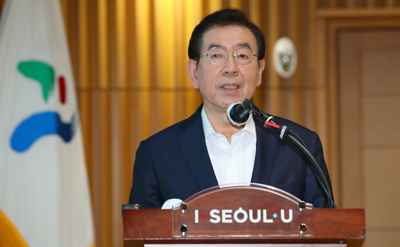 박원순 서울시장이 2일 오전 서울시청에서 열린 '포스트코로나 혁신 대시민 보고회'에서 개회사를 하고 있다. 서울시는 22년까지 26개 시 산하 공공기관이 추진하는 대중교통, 돌봄, 공공의료 분야 등 128개 사업에 6천116억원을 투입한다. 연합뉴스