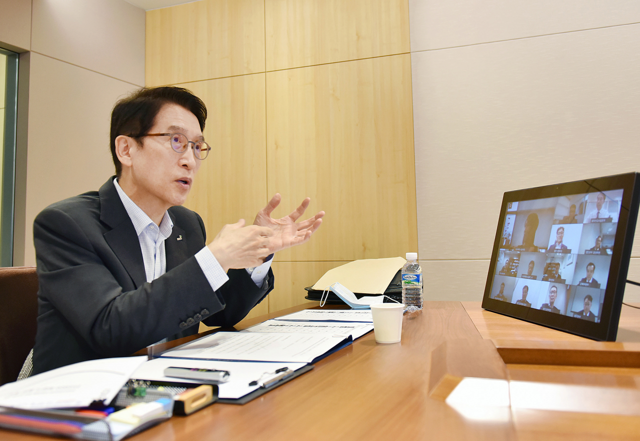 신창재 교보생명 회장이 3일 광화문 교보생명 본사에서 비대면 화상회의 방식으로 ‘2020년 하반기 출발 전략회의’를 진행하고 있다.
