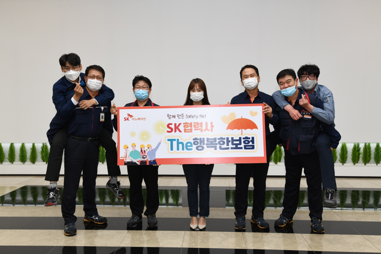 3일 SK이노베이션 울산Complex에서 열린 ‘SK협력사 더(The)행복한보험’ 전달식을 마친 후 기념촬영에서 SK이노베이션 울산Complex 박경환 총괄 부사장(맨 왼쪽)과 SK이노베이션 이성훈 노동조합위원장(맨 오른쪽)이 협력사 구성원들을 업고 있다. [SK이노베이션 제공]