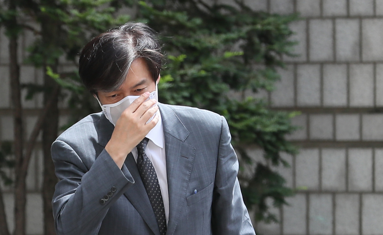 가족 비리와 감찰 무마 의혹 사건 등으로 기소된 조국 전 법무부 장관이 지난달 3일 오후 서초구 서울중앙지법에서 열린 속행공판에 출석하기 위해 법정으로 향하고 있다. [연합]