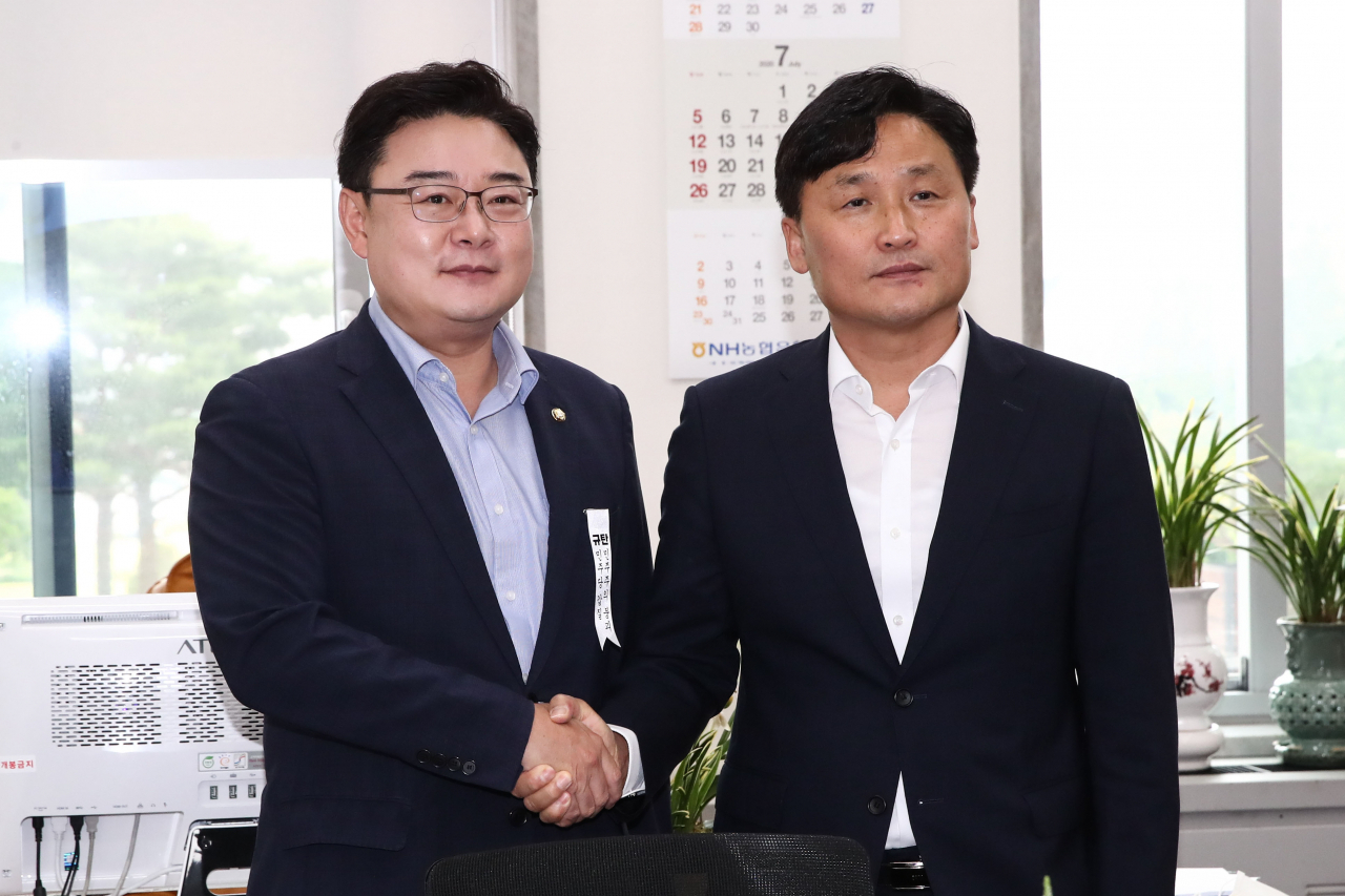 7월 임시국회를 앞두고 휴일인 5일 국회 미래통합당 원내수석부대표 사무실에서 더불어민주당 김영진 원내총괄수석부대표(오른쪽)와 미래통합당 김성원 원내수석부대표가 만나 악수하고 있다. 연합뉴스