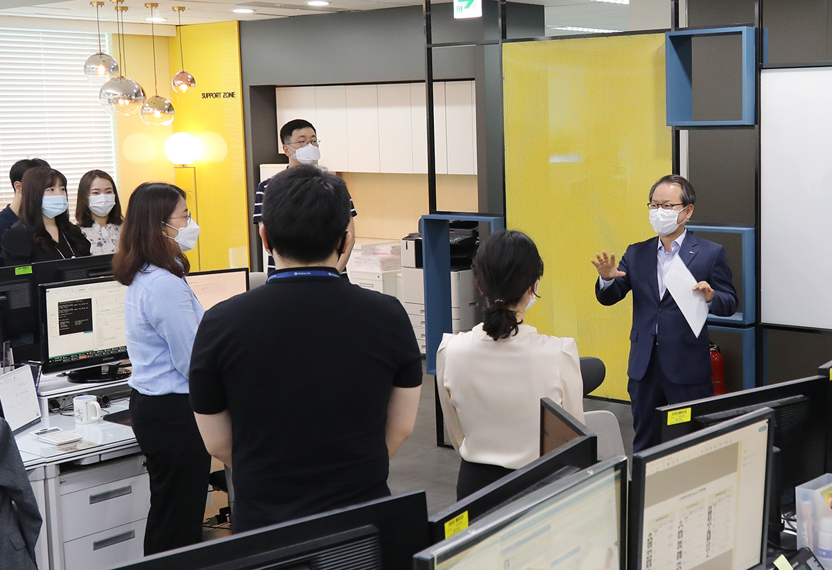 1일 신한L타워 ‘애자일 존’에 방문한 성대규 사장.