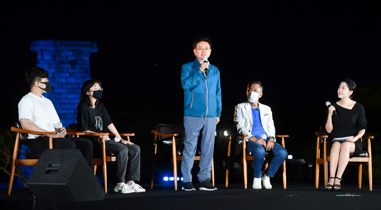 지난 4일 경주에서 열린 이철우 경북지사, 만화가 이현세 작가 등이 함께한 ‘백두대간 인문캠프’ 문학토크 모습.[경북도 제공]