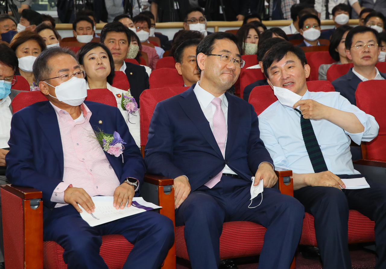 주호영 미래통합당 원내대표(가운데)와 원희룡 제주지사가 지난달 9일 국회 의원회관에서 열린 '대한민국 미래혁신포럼' 21대 국회 개원 기념 특별강연에서 대화하고 있다. 왼쪽은 홍준표 무소속 의원. [연합]
