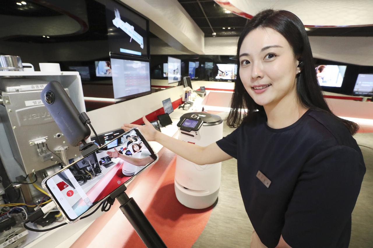 KT 직원이 비대면으로 연구개발(R&D) 기술을 소개하고 있다. [KT 제공]