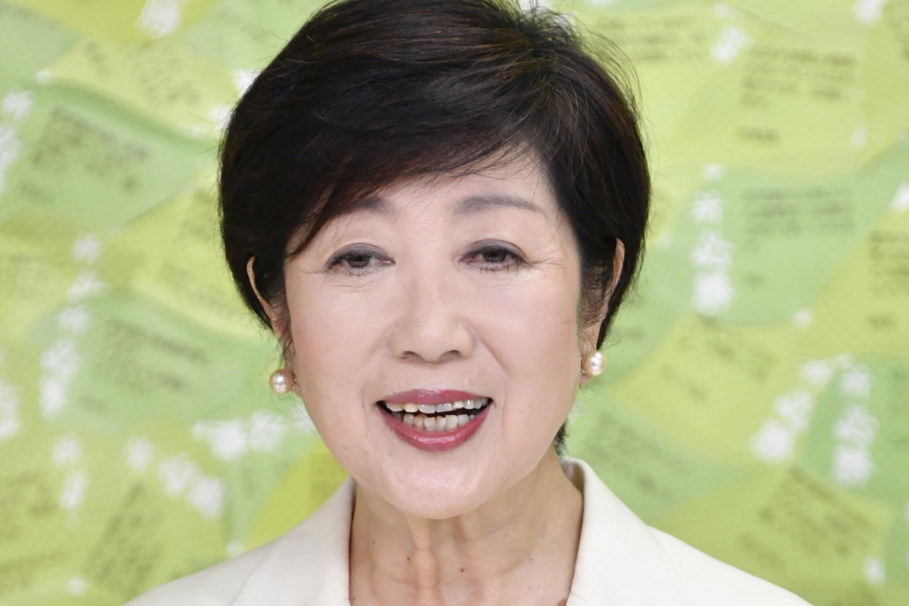 도쿄도지사 재선 성공한 고이케 유리코 지사가 5일 기자회견을 하고 있다. [AP]