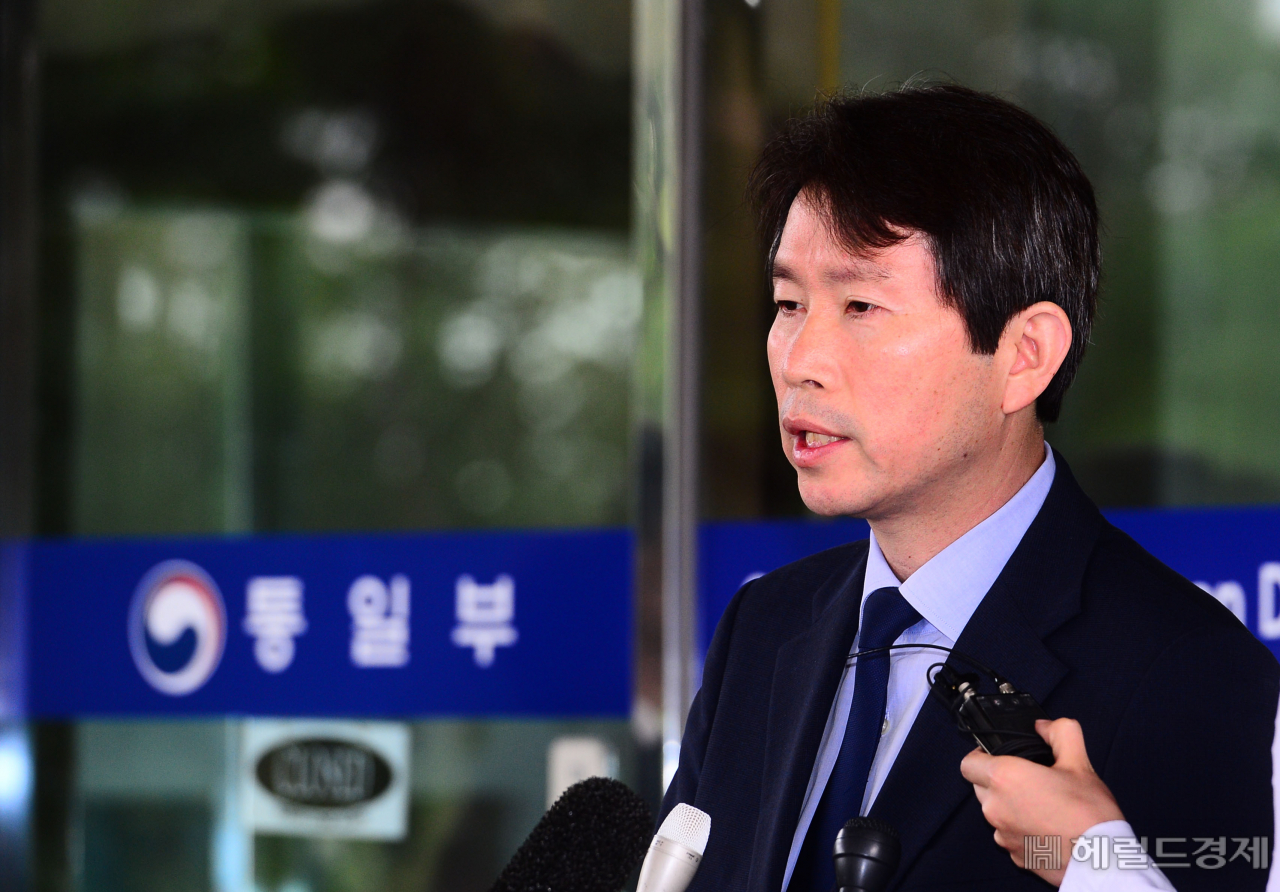[헤럴드경제=박해묵 기자] 이인영 통일부 장관 후보자가 6일 오전 서울 종로구 남북회담본부로 출근하면서 취재진의 질문에 답변하고 있다.