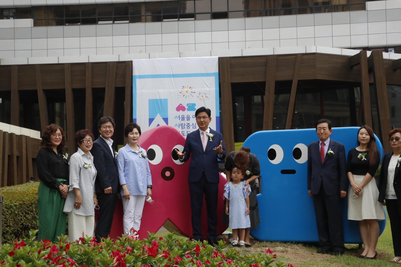 1일 송파구청에 설치된 새 캐릭터 '송송' '파파' 조형물 앞에서 박성수 구청장(가운데)과 주민 등 도시브랜드 선포식 참석 인사들이 기념촬영을 하고 있다. [송파구 제공]
