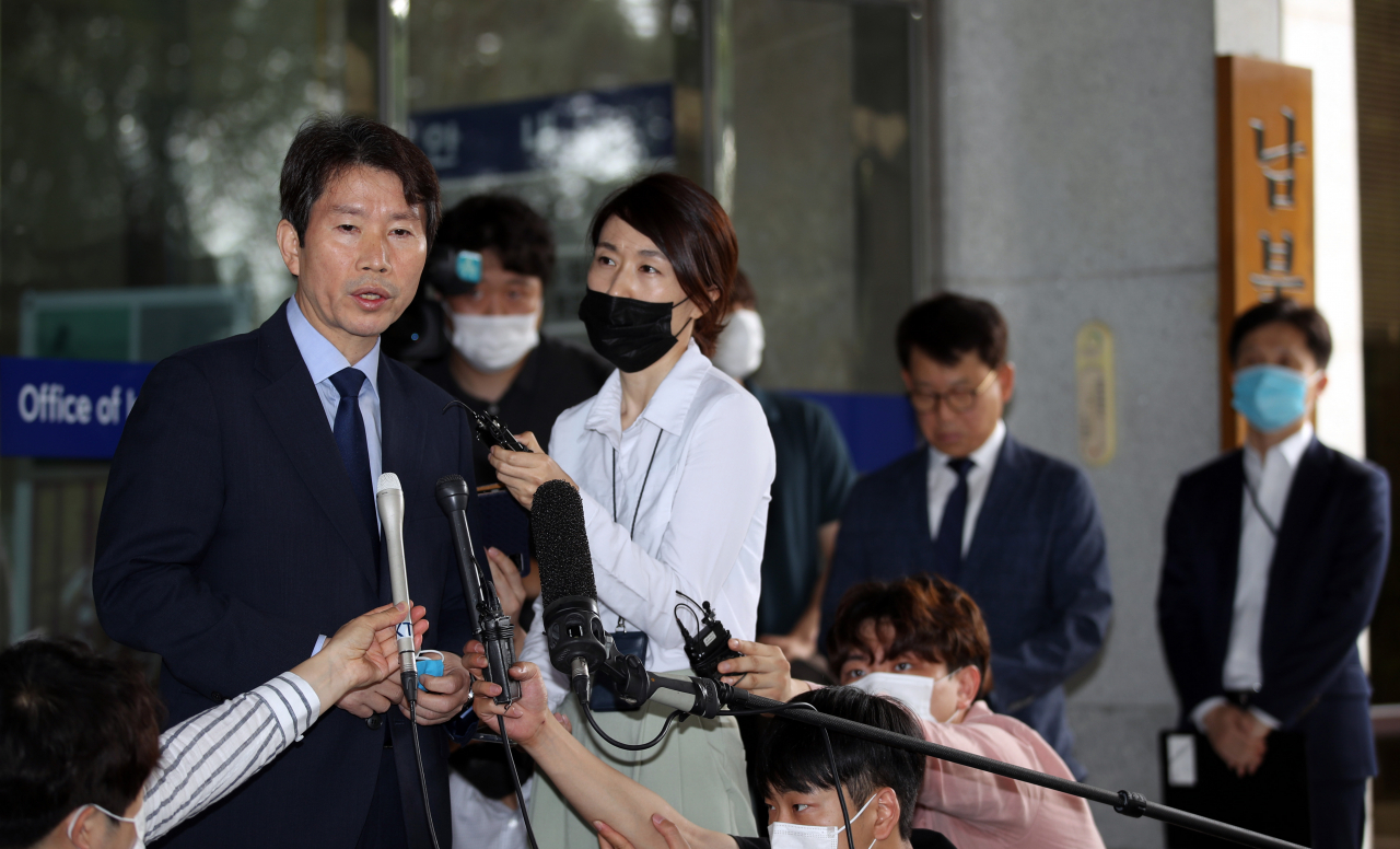 이인영 통일부장관 후보자는 6일 국회 인사청문회 준비를 위해 서울 삼청동 남북회담본부로 첫 출근한 길에 취재진과 만나 어떤 경우에도 남북·북미대화는 지속돼야한다고 강조했다. [연합]