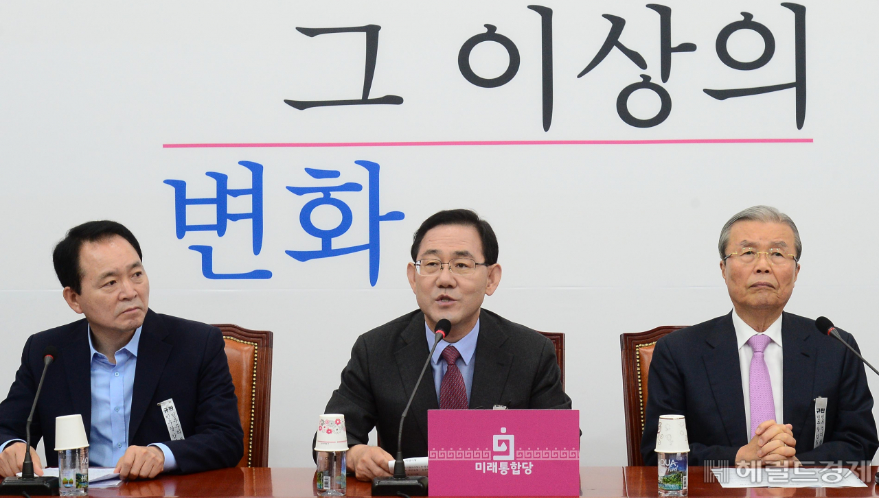 [헤럴드경제=이상섭 기자] 6일 오전 서울 여의도 국회에서 열린 미래통합당 비상대책위원회의에 참석한 김종인 비대위원장(오른쪽 첫번째). babtong@heraldcorp.com