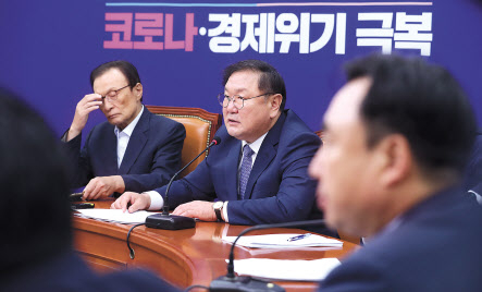 김태년 더불어민주당 원내대표가 6일 오전 서울 여의도 국회에서 열린 최고위원회의에서 발언을 하고 있다. [연합]