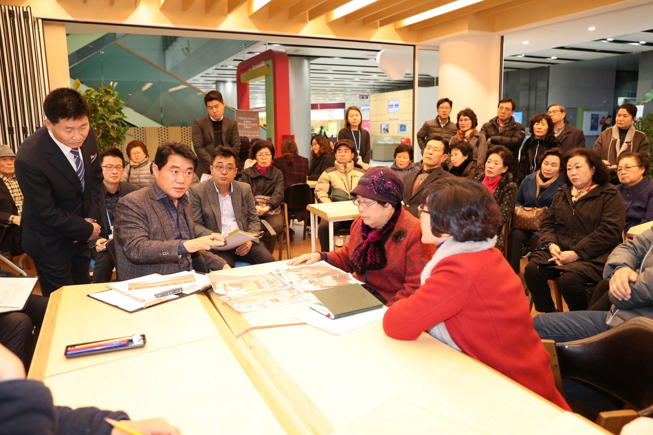 관악구청 1층 관악청에서 박준희 구청장이 주민들을 만나 대화를 나누고 있는 모습. [관악구 제동]