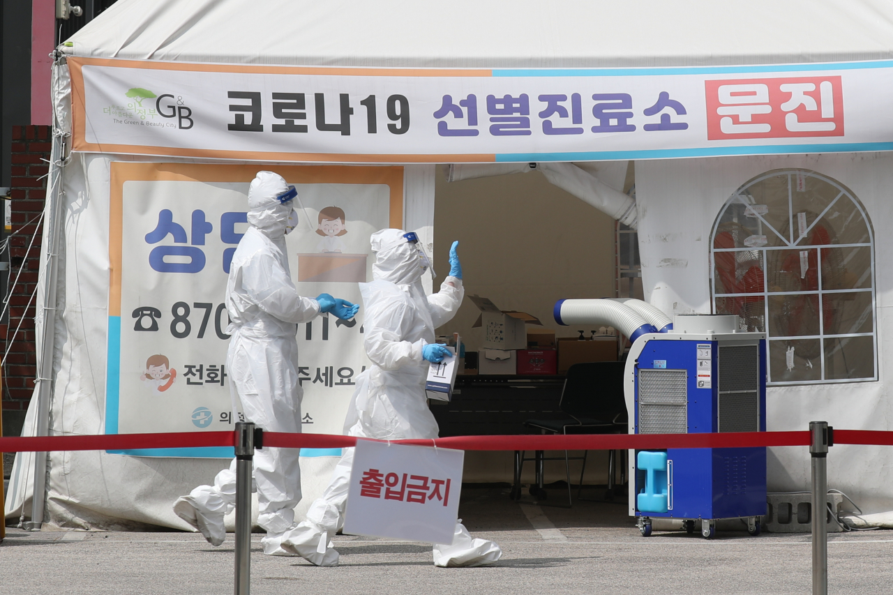 경기도 한 선별진료소에서 의료진이 신종 코로나바이러스 감염증(코로나19) 검사를 준비하는 모습. [연합]