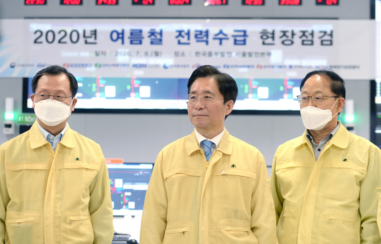 성윤모(가운데) 산업통상자원부 장관이 여름철 전력수급 대책 기간 첫날인 6일 서울복합화력발전소를 찾아 전력수급 준비 현황을 점검하고 있다. ［산업통상자원부 제공］