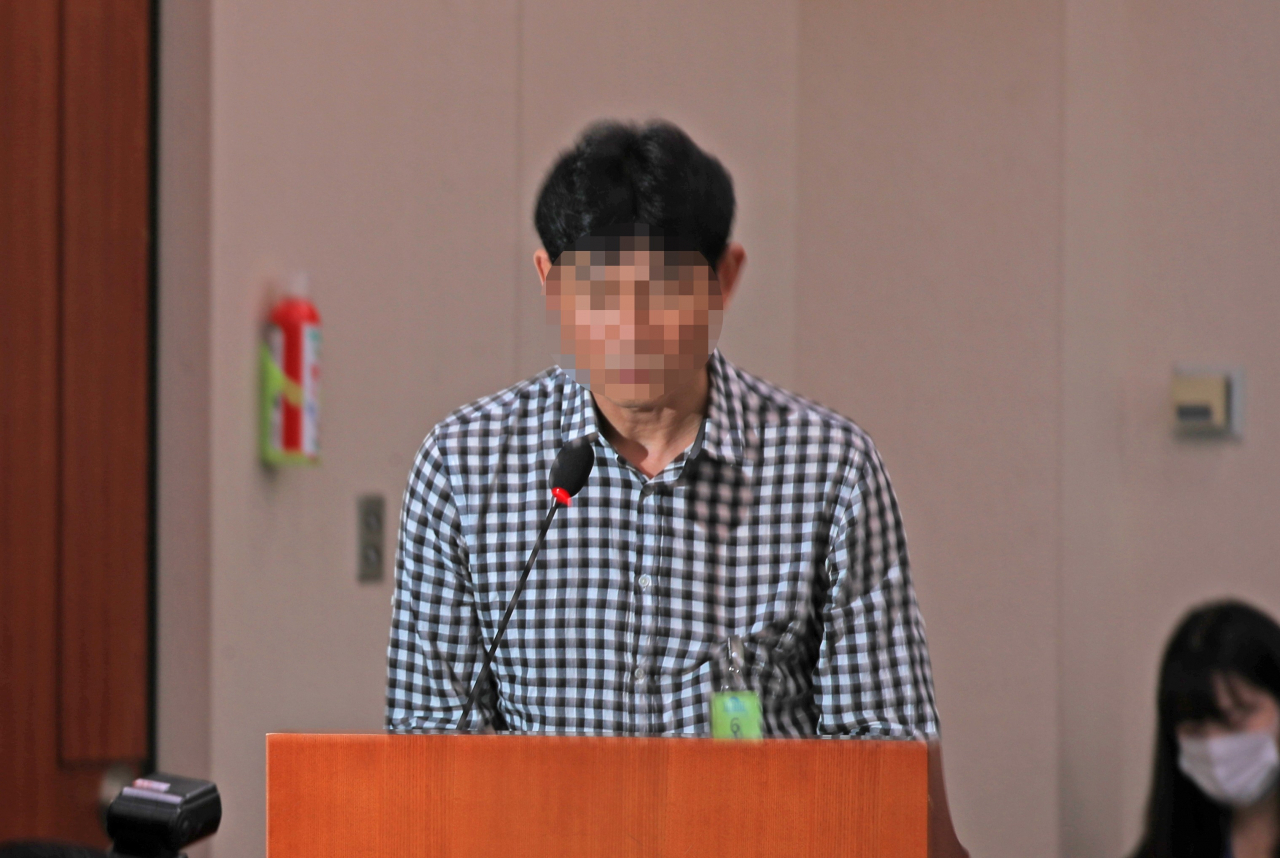 경주시 트라이애슬론 직장 운동부 감독 A씨가 6일 질의에 답하고 있다. [연합]