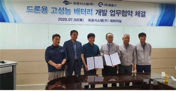 ㈜유로셀 유성운(사진 좌측 3번째)대표와 유콘시스템(주) 조기동(사진 좌측 4번째) 대표가 드론용 고성능 배터리 개발에 관한 업무협약을 체결했다 [사진=유로셀 제공]