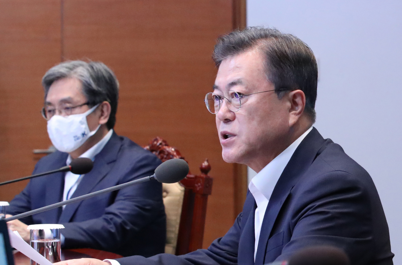 문재인 대통령이 6일 오후 청와대에서 열린 수석·보좌관 회의에서 발언을 하고 있다. 왼쪽은 노영민 대통령 비서실장. [연합]