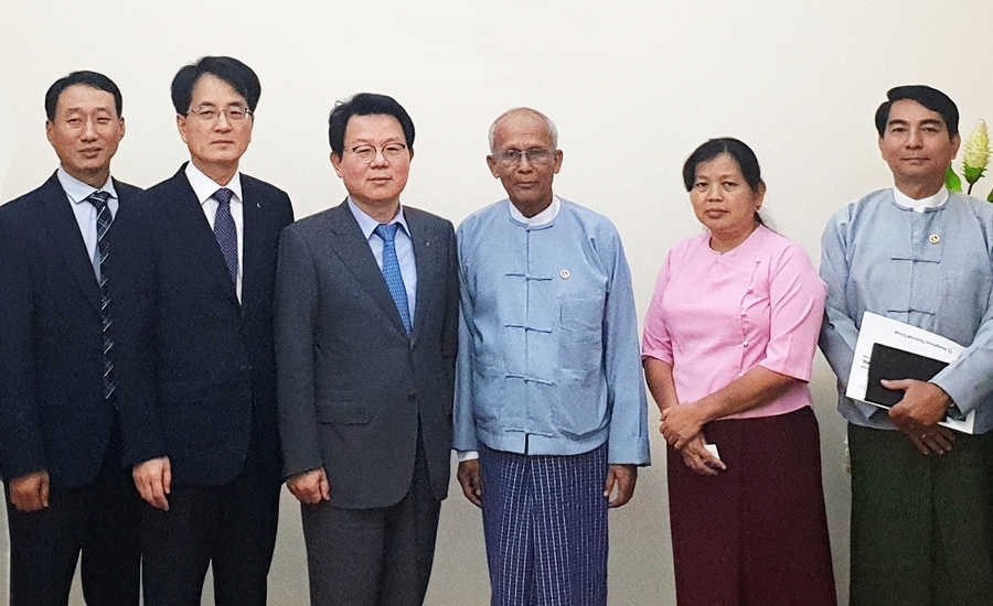 NH Financial Group Chairman Kim Kwang-soo, third from left, NongHyup Bank CEO Son Byung-hwan, second from left, poses for a photo alongside Myanmar officials in February 2019. (NH NongHyup Bank)
