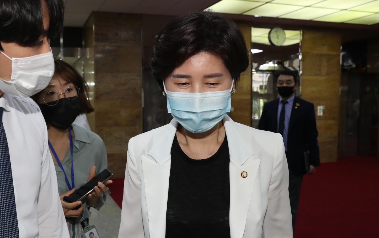 백혜련 더불어민주당 의원(앞)과 김용민 의원이 6일 오후 서울 여의도 국회에서 열린 민주당의 공수처장 후보추천위원 선정위원회에 참석하고 있다. [연합]