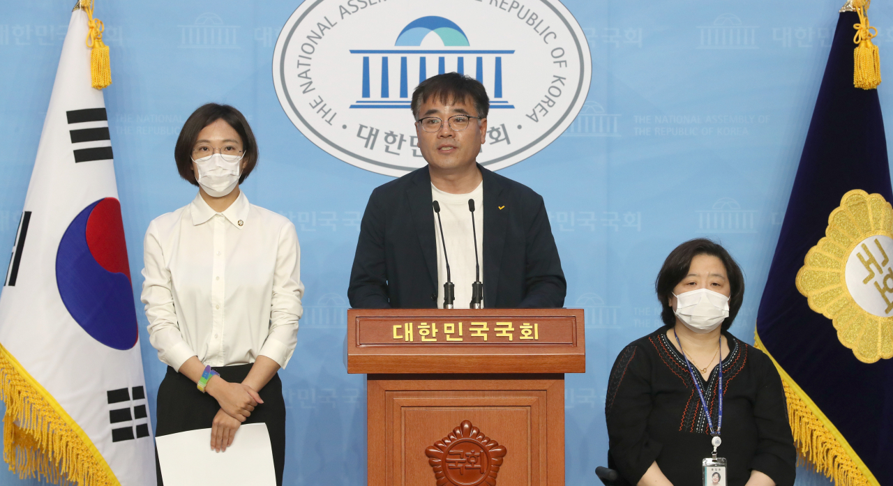 장혜영 정의당 의원(왼쪽부터), 김종민 부대표, 배복주 여성본부장이 6일 오전 서울 여의도 국회 소통관에서 정의당 차별금지법 제정추진운동본부 발족 및 활동계획 발표 기자회견을 하고 있다. [연합]