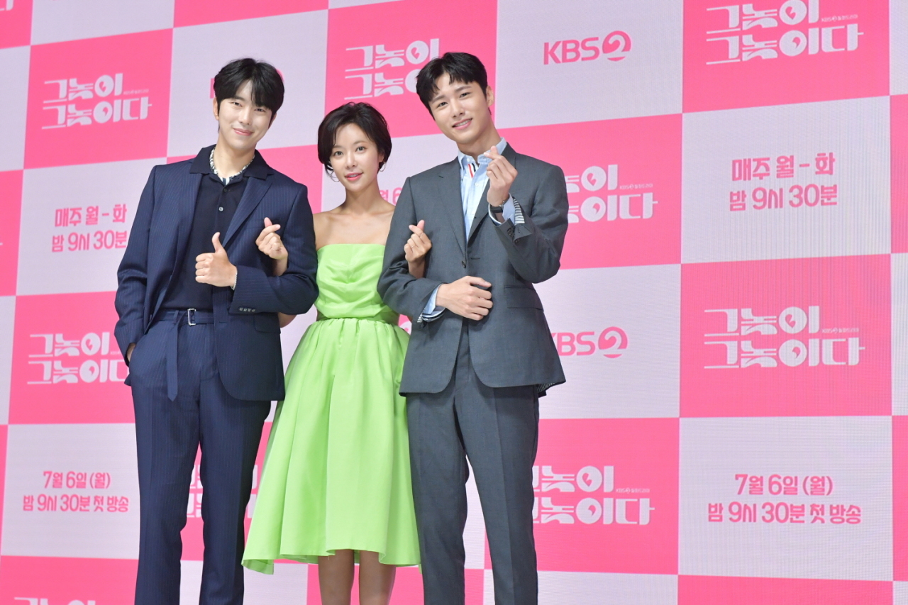 Lead cast members of “Men are Men” -- from left: Yoon Hyun-min, Hwang Jung-eum and Seo Ji-hoon -- pose for photos during a promotional event for “Men are Men” on Monday. (KBS)