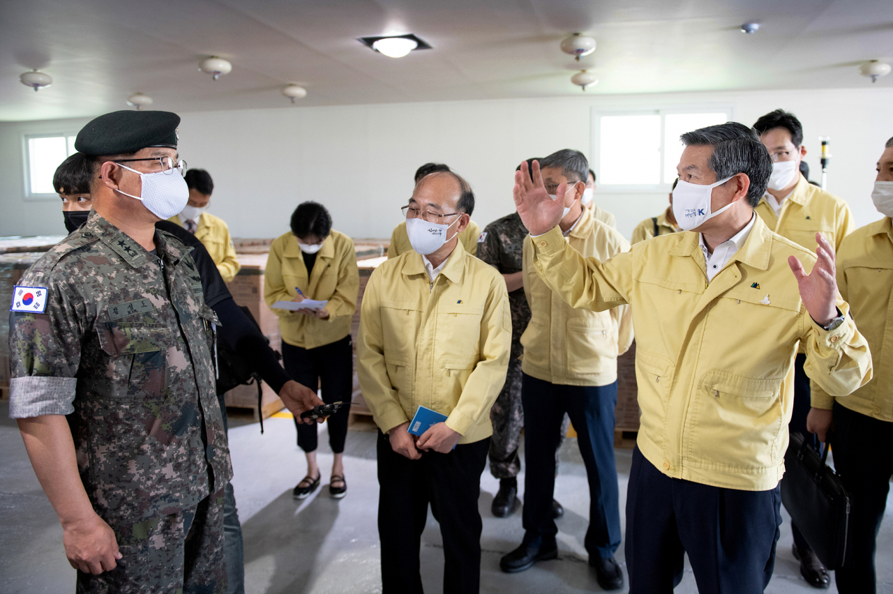 정경두 국방부 장관이 6일 인천 군수사령부 3보급단에서 안전 여부를 점검하고 있다.[사진=국방부]
