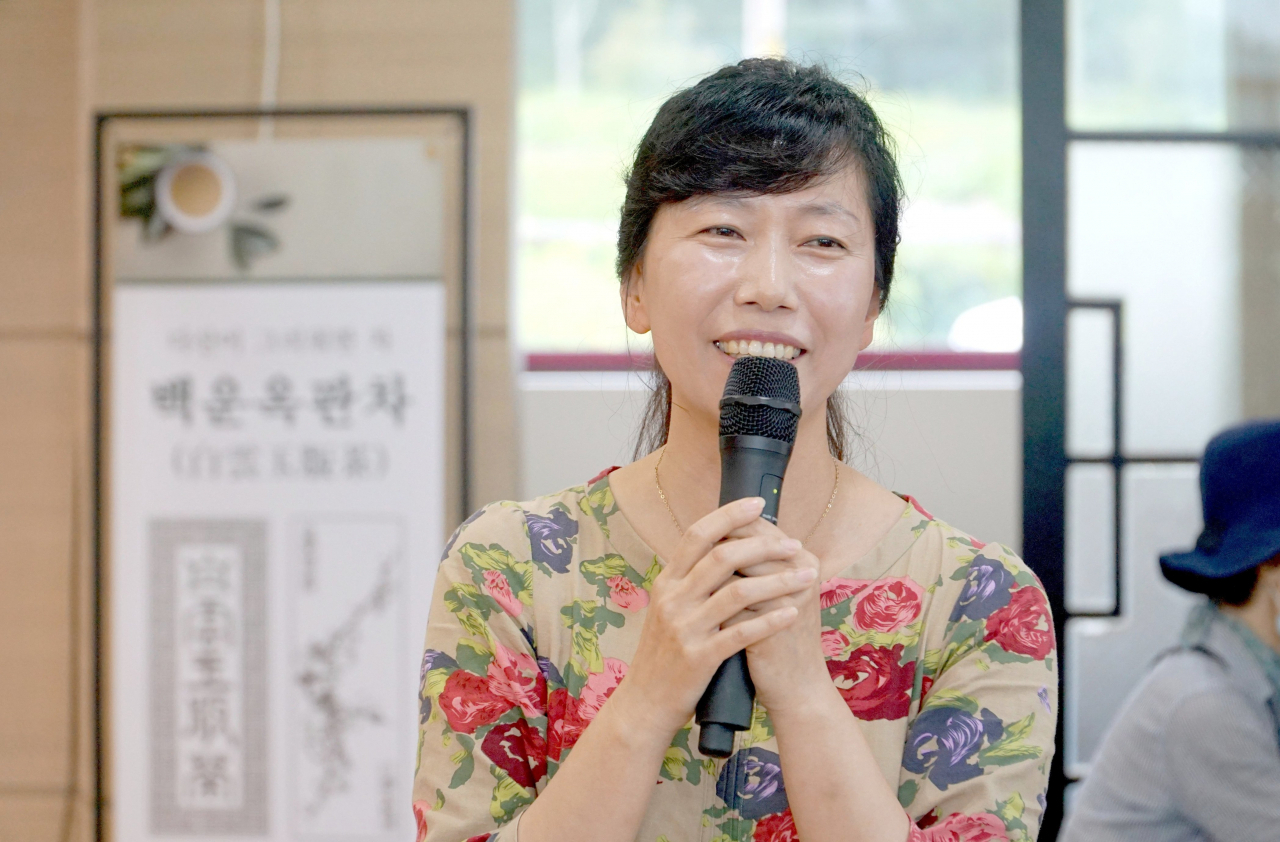 서울에서 온 남도1번지 강진 답사객들에게 백운옥판차의 내력을 설명하는 이시헌의 7대손 이현정 박사.