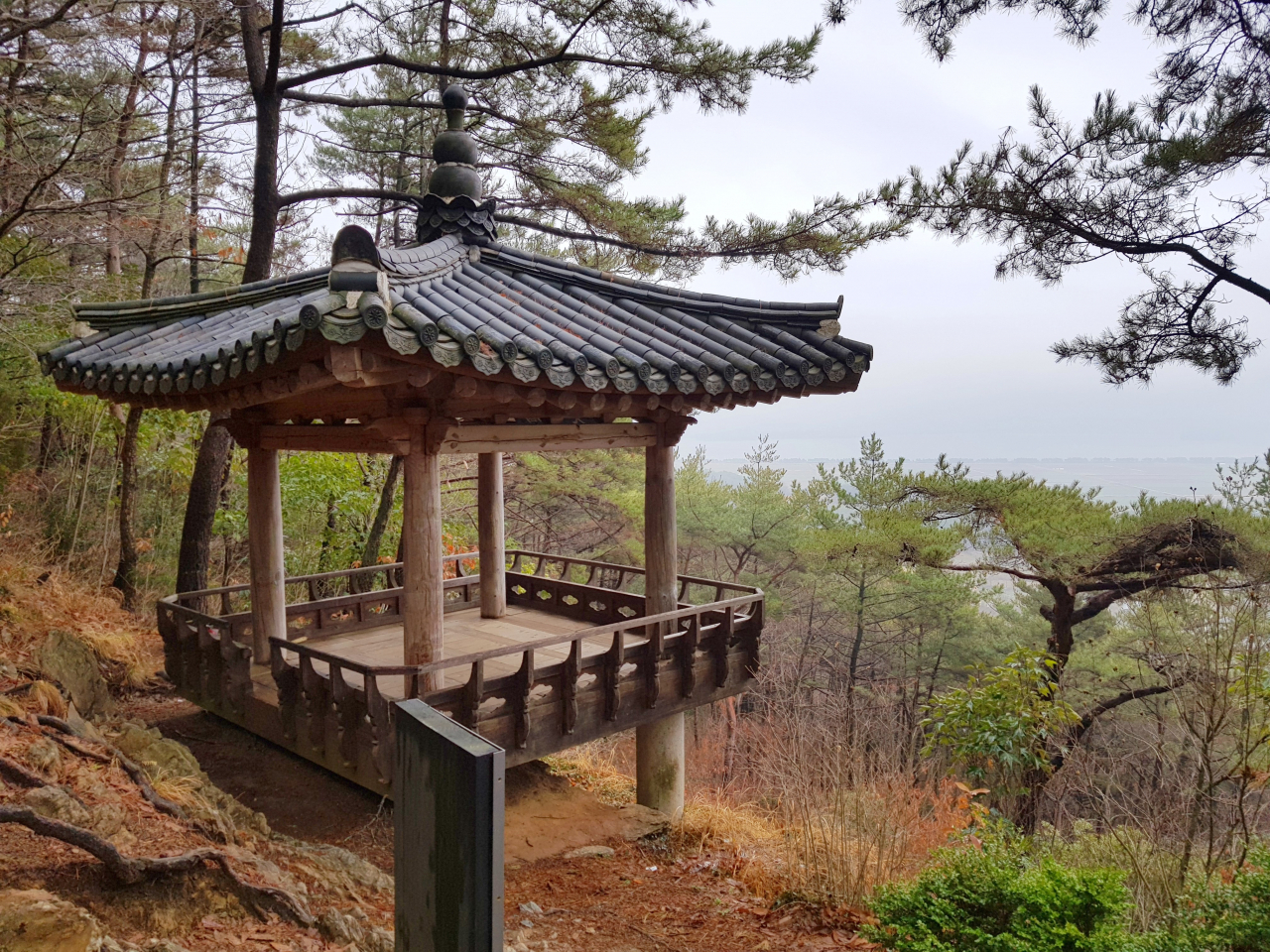 다산초당과 백련사를 오가는 산책로 중간에 강진만이 보이는 천일각이 있다.