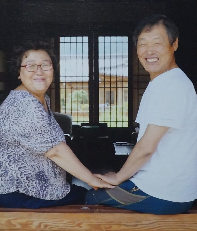 ‘달빛 한모금’이라는 예쁜 간판을 내건 한옥민박 주인 곽채정-김정자 부부