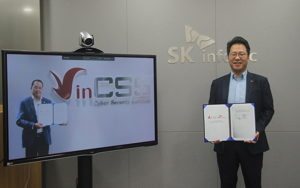 이용환 SK인포섹 대표이사와 트락 빈CSS 대표이사가 6일 원격 화상회의시스템으로 시큐디움 보안 관제 플랫폼 구축 계약을 체결했다. (사진=SK인포섹)