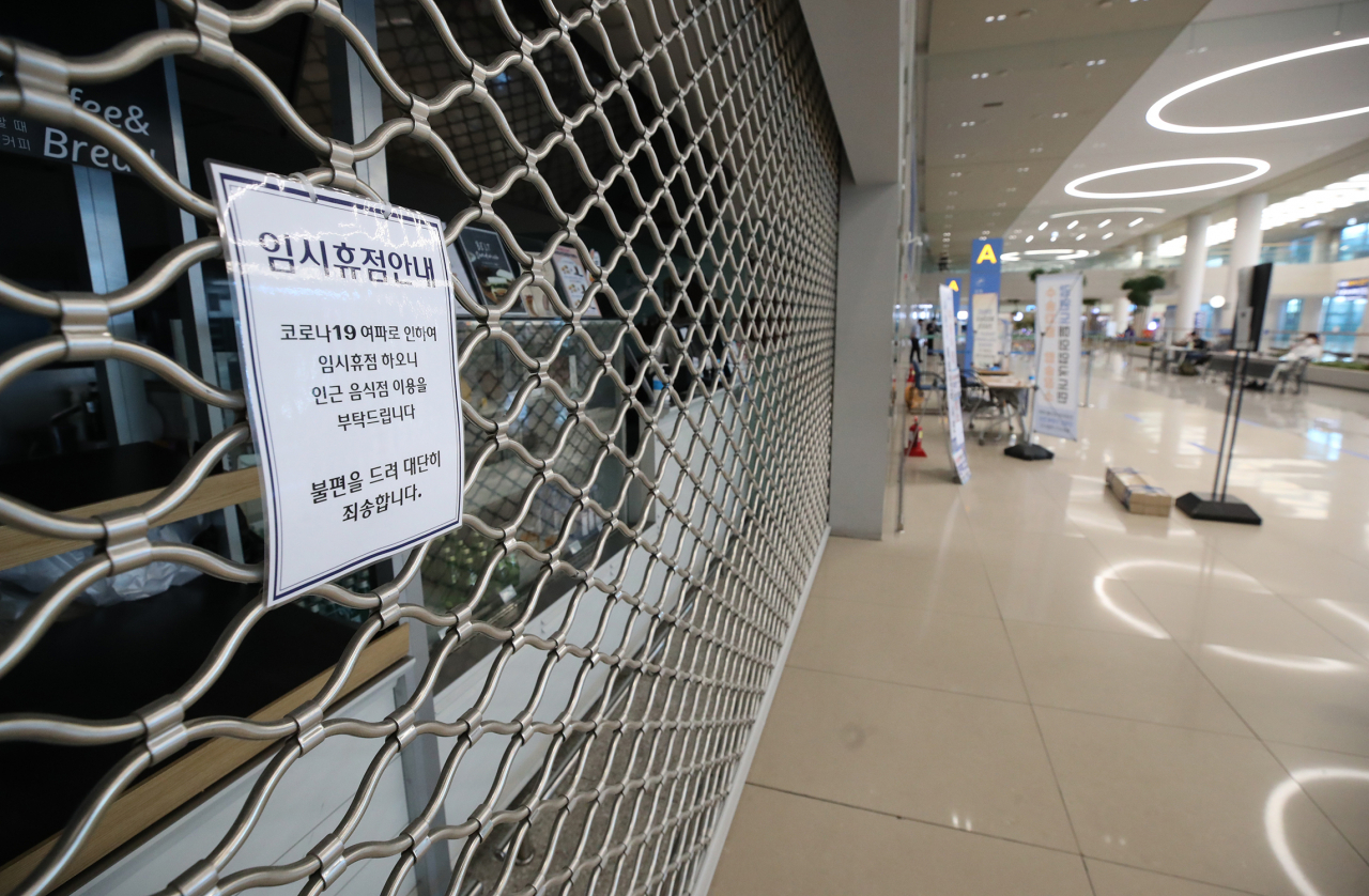 지난 6월 영업을 일시 중단한 인천국제공항 2터미널의 한 식당 모습 [사진=연합뉴스]