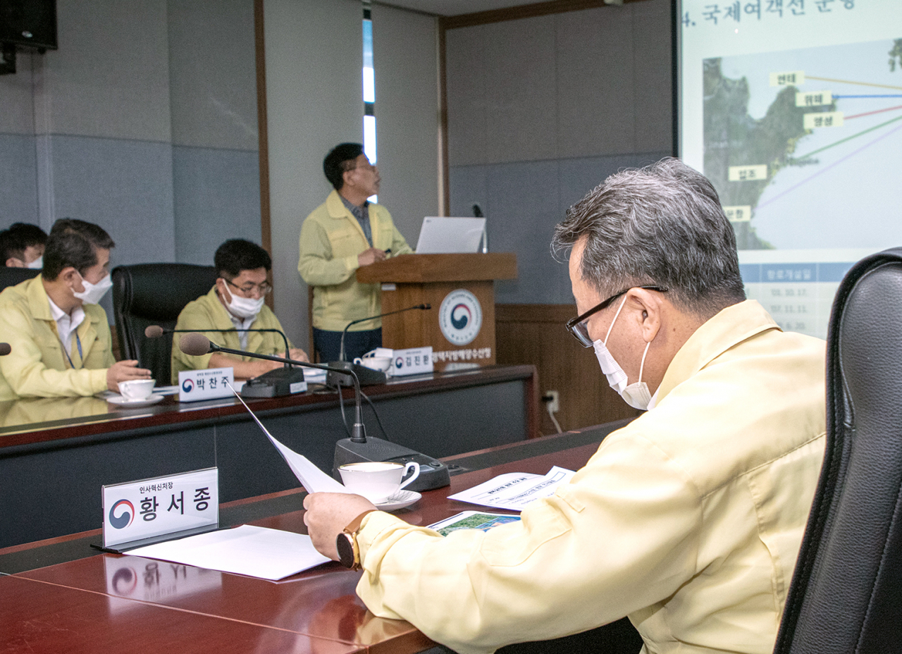 황서종 인사혁신처장이 지역 기관을 방문해 코로나19 대응 상황을 점검하고 있다.[사진=인사혁신처]
