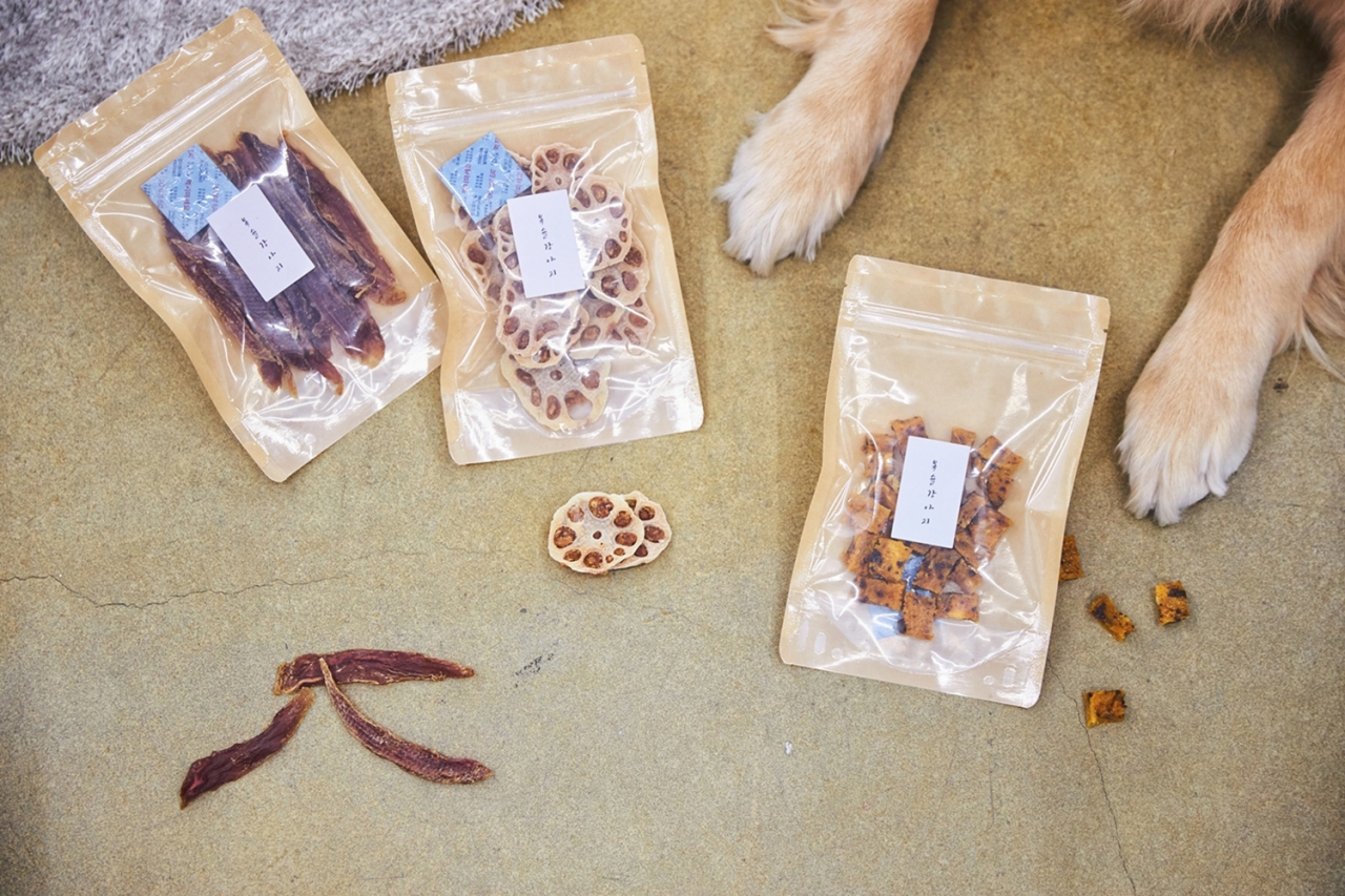 ‘복슬강아지’ 무항생제 오리안심 육포, 연근오리칩 [사진=마켓컬리]