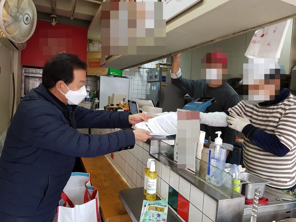구청 직원이 관내 식당에 방역수칙 안내문을 전달하고 있다. [관악구 제공]